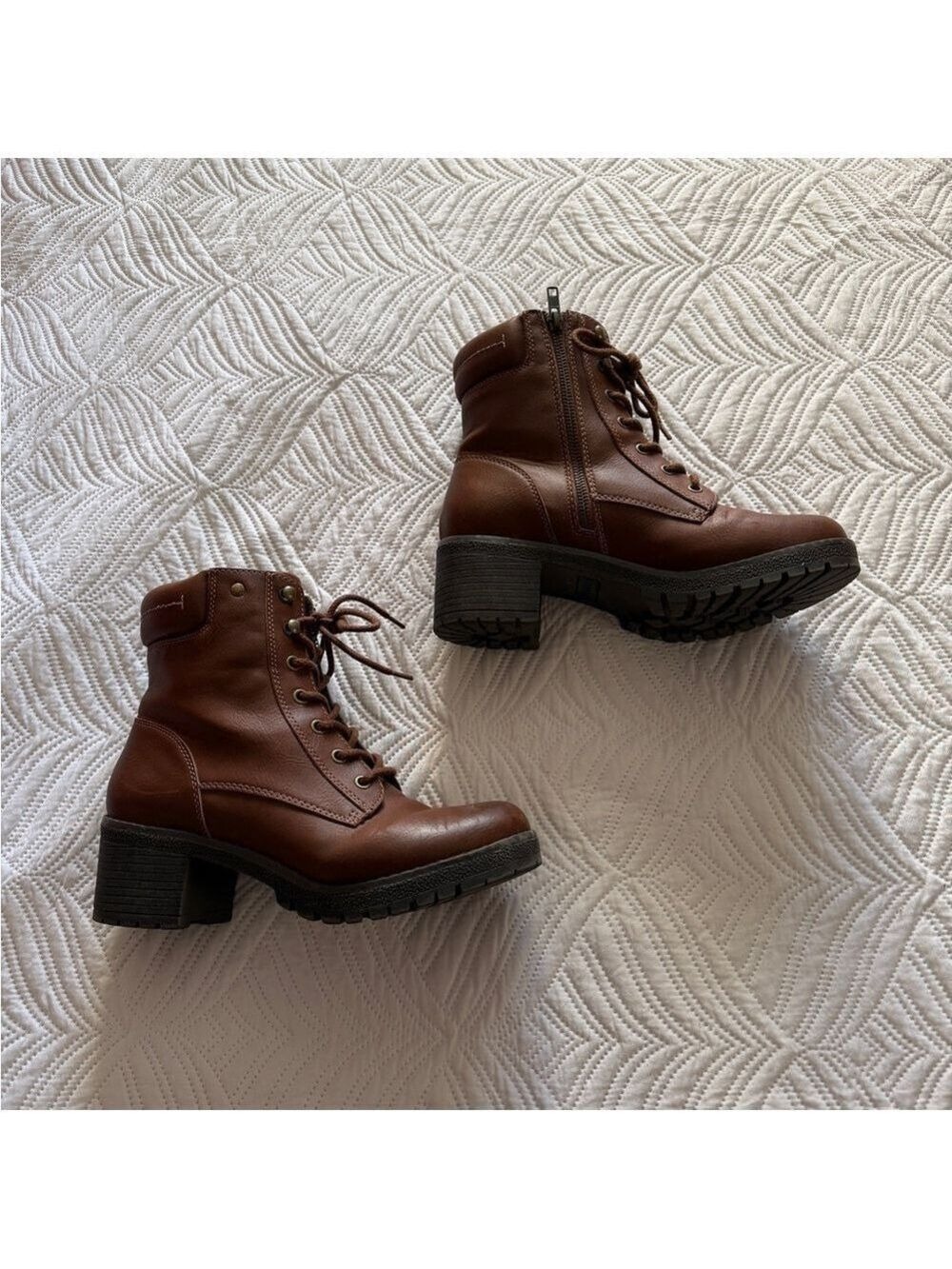 Eastland Women’s Brown Faux Leather Mid Calf Lace Up Boots. Size 9 - Picture 4 of 8